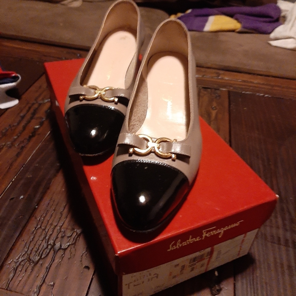 Authentic vintage ferragamo  womens bowtie pumps